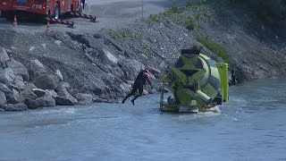 Maienfeld GR 4Achser Fahrmischer gelangt führerlos in den Rhein [upl. by Mojgan]