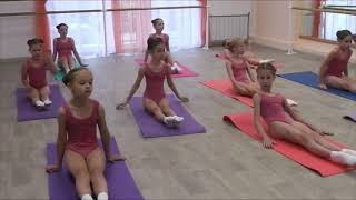 Learn the best class ballet beginner girls and stretch  Aula de alongamento para meninas inciantes [upl. by Llemaj899]