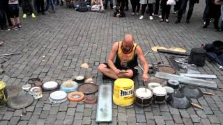 Bruxelles batteur Dario Rossi spectacle de tambours dans la rue [upl. by Yelkao803]