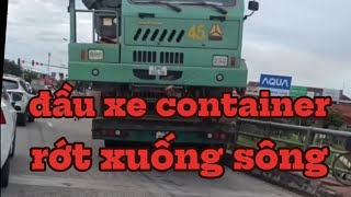 chạy kiểu gì mà đầu xe container phải rớt xuống sông [upl. by Ydnih]