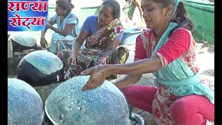 Super Fast Hardworking Maharashtrian Ladies Preparing Ranya Matka Roti  Nagpur [upl. by Tavish]