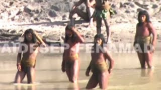 Lost Peruvian tribe make first contact [upl. by Lila]